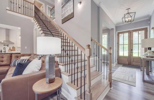 5BR Farmhouse Lake Retreat Pool Hot Tub Theater - Foto 55