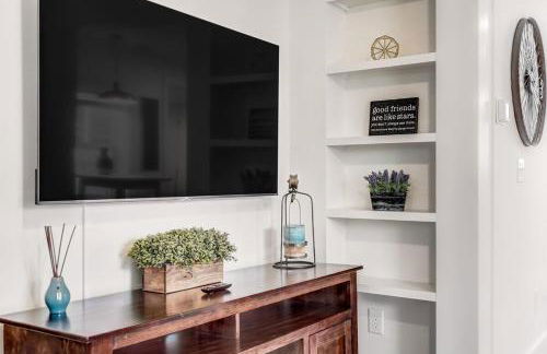 Baby Blue Cottage Downtown Hot Tub BBQ Fire Pit - Foto 9