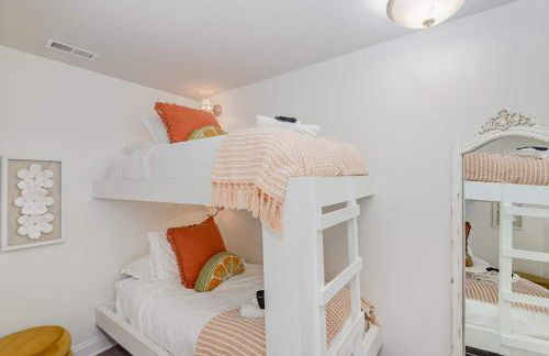 Rhythm & Rest Group Stay with Grill & Cozy Fireplace - Foto 10