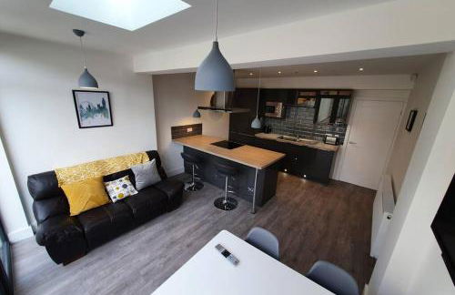 Oole 2 bed & en-suites house with parking near beach - Foto 1