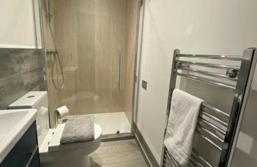 POPPY LUXURY LODGE Sleeps 8 at Fairview Farm, Ravenshead, Nottingham Near Sherwood Forest, Dog Friendly, Farm Stay great for wedding groups, families, Hen Do's, friends gatherings with amazing views - Foto 54