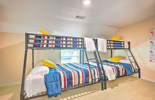 Beautiful Montgomery Home with Lakefront Deck! - Foto 33