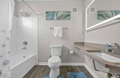 Stylish 2BR in Downtown, Pool Gym, near Airport - Foto 16