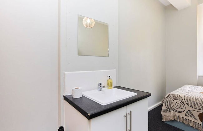 Classic Room 09 - Louise House Summer Youth Accommodation - Photo 11