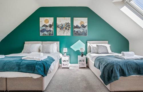 Beautiful and comfortable home away from home with free parking, fast wifi and white crisp hotel standard linen hosted by Our Home Short Stays - Photo 22