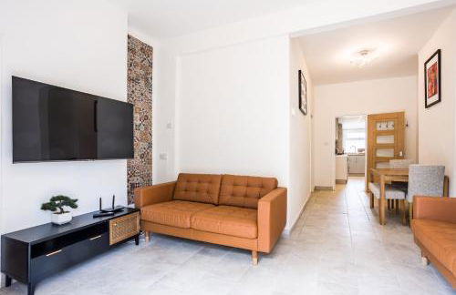 4 bedroom house with Garden, Parking & 3 mins Walking Distance from Train Station - Photo 3