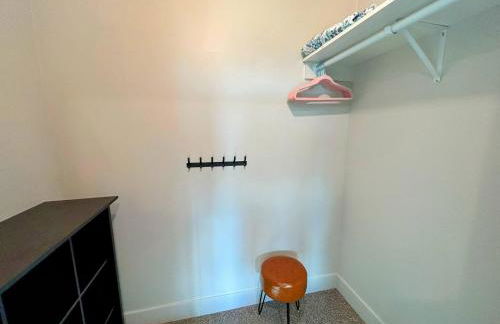 Peaks & Pines Modern Gem, 2 Kings, Bunks, Hot Tub, Walkable, Kid's Cove - Foto 54