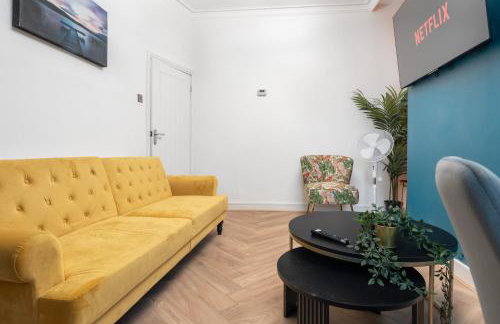 Exotic 4BD, Etihad, Coop Arena - TV in all Rooms and Outdoor Dining - Foto 17