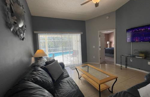 3 Bedroom Villa with Poolside Cinema and Games Room Close to theme Parks sleeps 6 - Photo 4