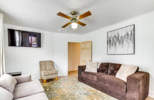 Stroll to Shore Quaint Condo with Deck in Norfolk - Photo 3