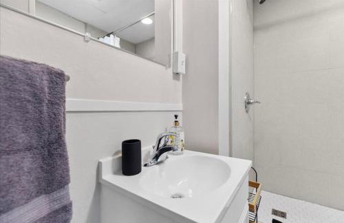 Unit 6: Sleek and modern 1 bedroom - Photo 4