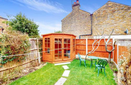 Chic 2BR with Private Backyard Near Loughton Tube - Foto 5