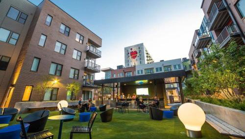 2BR Balcony Suite Gym & Pool Downtown at CityWay - Foto 2