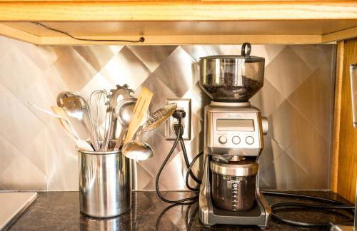 Serene Vineyard Chateau with Pool, Hot Tub, BBQ - Foto 21