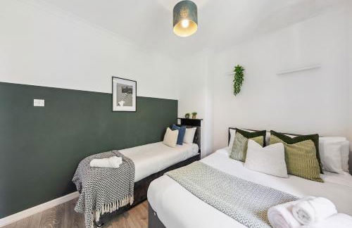 Modern and Comfortable Spacious 3 Bedroom House with Large Private Garden - Foto 14