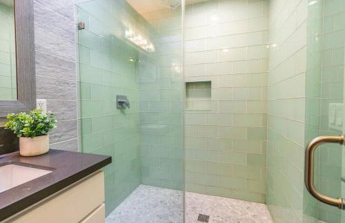 Gaslamp 2BR Upscale Queen Beds with Smart TV - Foto 36