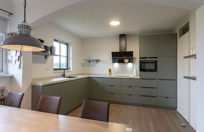 Beautifully Situated Luxury Villa on the Water - Foto 46