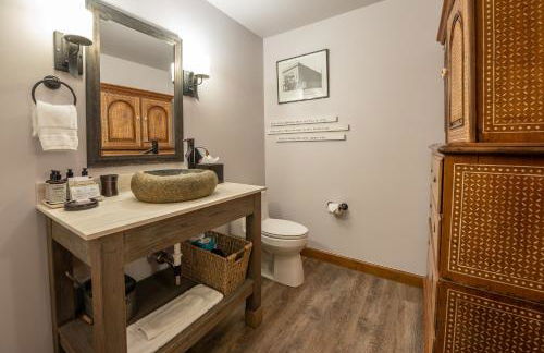 Studio Efficiency Unit with Balcony over Mountaineer Square condo - Foto 15