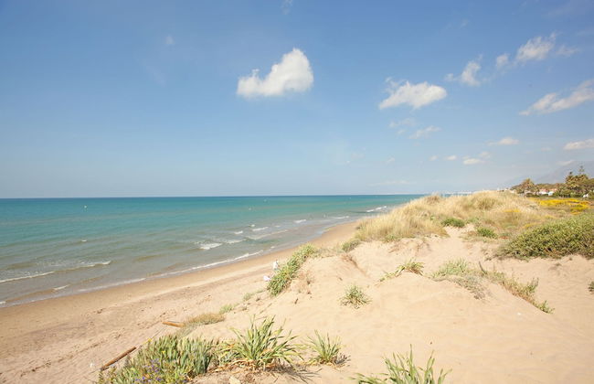 Beachside Apartment With Shared Pool - Photo 26