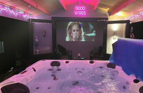 Sunset Retreat Cabin, Private Hot Tub with Mini Cinema Projector & Garden views - Foto 1