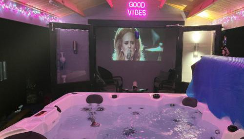 Sunset Retreat Cabin, Private Hot Tub with Mini Cinema Projector & Garden views - Foto 1