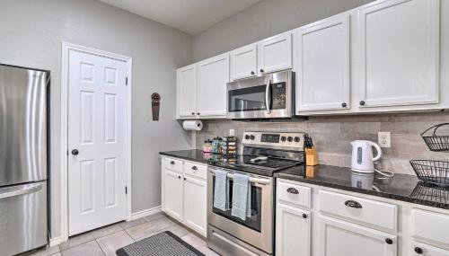 Peaceful Atascosa Home with Balcony and Deck! - Foto 3