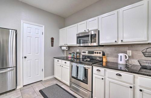 Peaceful Atascosa Home with Balcony and Deck! - Foto 3