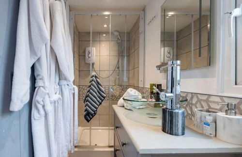 Adorable private couples retreat with hot tub - Photo 14