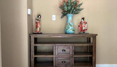 Spacious retreat with 5 bedrooms full kitchen, fenced sports court, free parking - Foto 3