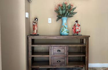 Bright 3 bedroom home with full kitchen, fenced backyard, sports court and free parking - Foto 4