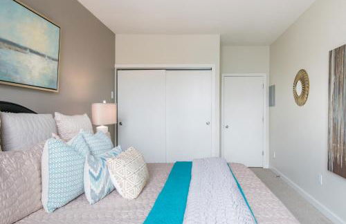 City Water View Oasis with Pool & Gym near Cruise in Heart of Seattle - Foto 23