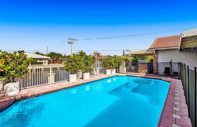 Luxe 4BR Waterfront w Htd Pool 5min to Beach - Foto 30