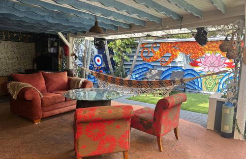 Artistic Retreat, King Suite with Private Balcony! - Foto 40