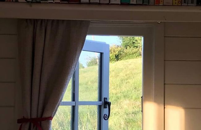 Dog Friendly Shepherd's Hut, Perfect for Couples - Photo 6