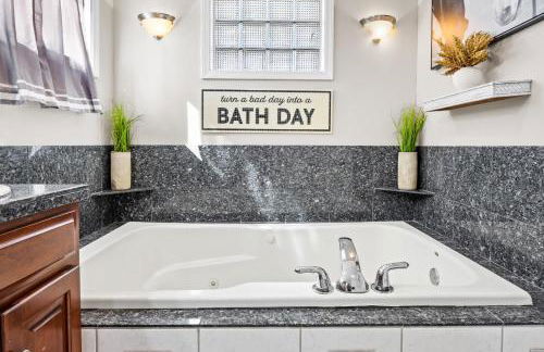 3BR Cozy Family Home with HotTub & Spacious Backyard - Foto 53