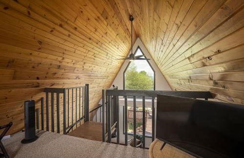 2BR A-Frame Cabin w Hot Tub Near Wine Trail - Foto 23