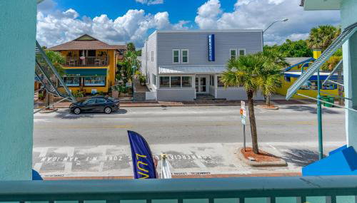ON Flagler Avenue! Dog Friendly with Balcony and Parking Walk to the Beach! - Foto 4