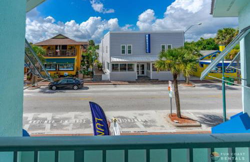 ON Flagler Avenue! Dog Friendly with Balcony and Parking Walk to the Beach! - Foto 4