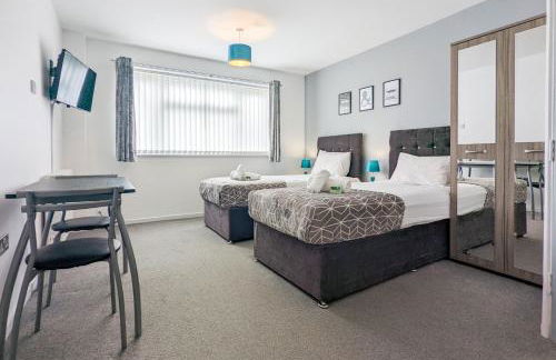 5-Bedroom Budget Contractor House with 10 Beds Free Parking and Free WiFi - Outfield Homes by Your Lettings Short Lets & Serviced Accommodation Peterborough - Photo 16