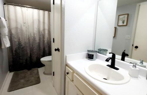 Cozy Lakeside Getaway - Outdoor Theater - Free Early Check-In- 4min to Silver Dollar City - Foto 37