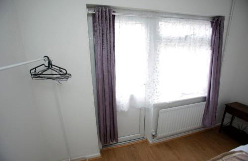 PrimeLuxe Stays - Modern 1BR Apartment with Private Garden Sleeps 4 Near ExCeL and London City Airport - Photo 6