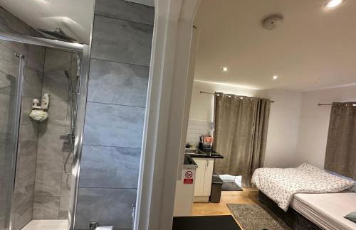 1st Studio Flat With full Private Toilet And Shower With its Own Kitchenette in Keedonwood Road Bromley A Fully Equipped Independent Studio Flat - Photo 13