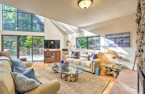 Spacious Redwood Retreat with Hidden Hot Tub - Foto 6