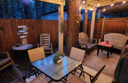 2BR Gated Escape With A Pool And Walk to Dining and Trails - Foto 18