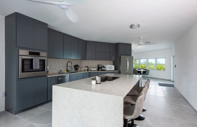 Shoreline Serenity: Secluded Coastal Villa - Foto 8