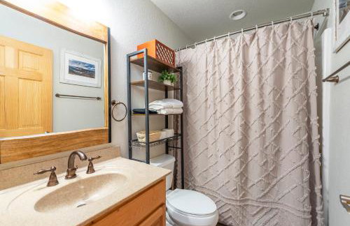 Wolf's Den~Views~Hot Tub~Home Theater~Hatley Ski! - Foto 43