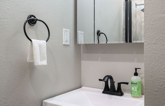 Luxury Modern Retreat w Spacious Yard Premium Comfort - Foto 28