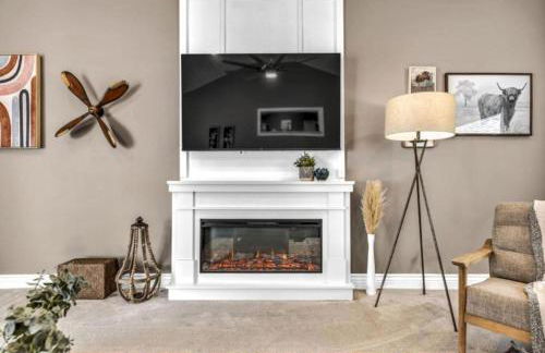 Swim and Relax In our Pool and Hot Tub and Recently Renovated - Foto 5