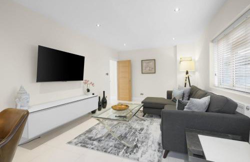 Modern Comfort 2-Bedroom, 2-Bathroom House - Photo 4