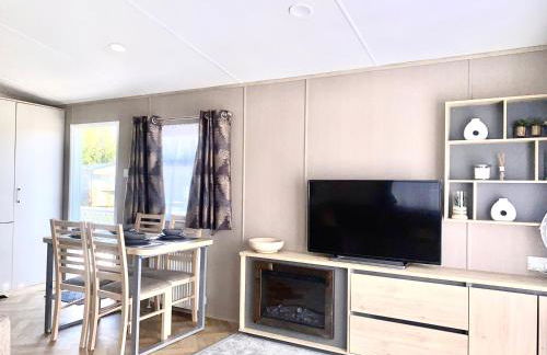 Elegant 2 Bed 1 and Half Bath Caravan in Holiday Resort Village - Photo 52